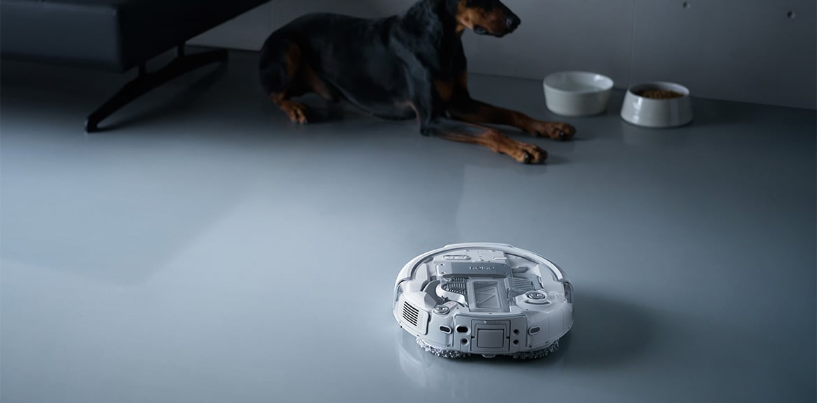 Robot sprzątający DJI ROMO P jedzie w stronę psa